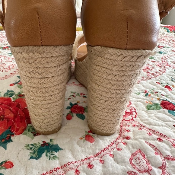 Vici Wedges - Picture 8 of 9